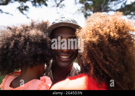 Soldato con la famiglia Foto Stock