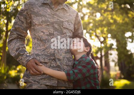 Soldato con figlio Foto Stock