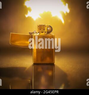 un accendino da cui esce il fuoco Foto Stock