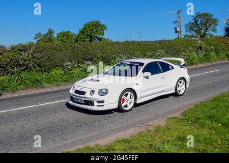 1996, 90s bianco Toyota Celica 1990cc benzina coupé in rotta per Capesthorne Hall classico maggio auto show, Cheshire, Regno Unito Foto Stock