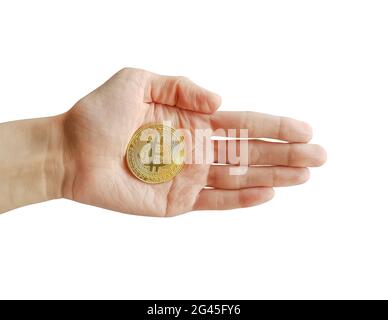 Moneta gettone Bitcoin nella mano della donna isolata su sfondo bianco Foto Stock