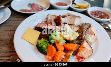 Pranzo a buffet sul tavolo all'hotel 5 stelle Bangkok Thailandia Foto Stock