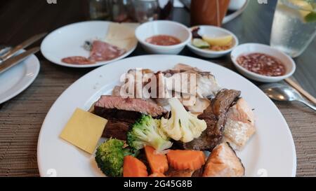 Pranzo a buffet sul tavolo all'hotel 5 stelle Bangkok Thailandia Foto Stock