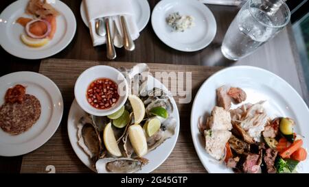 Pranzo a buffet sul tavolo all'hotel 5 stelle Bangkok Thailandia Foto Stock