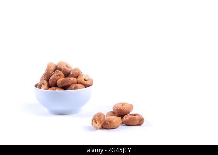 Una ciotola di tarallini, spuntino italiano di grano integrale isolato su sfondo bianco. L'immagine contiene spazio per la copia Foto Stock