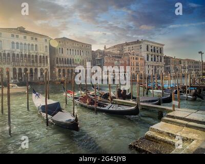 Splendida alba a Venezia, vista su uno dei suoi famosi canali attraversati da gondole. Foto Stock