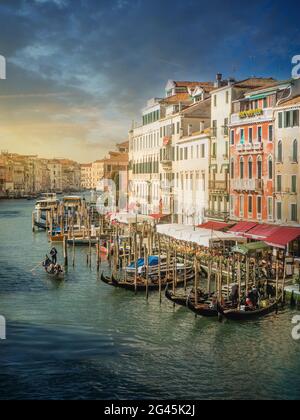 Splendida alba a Venezia, vista su uno dei suoi famosi canali attraversati da gondole. Foto Stock