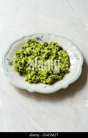 Antipasto Girit Tirokafumi. Piatto cretese con yogurt, aglio e formaggio. Cibo greco. Pronto a mangiare. Foto Stock