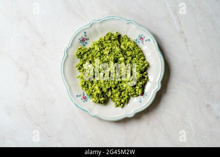 Antipasto Girit Tirokafumi. Piatto cretese con yogurt, aglio e formaggio. Cibo greco. Pronto a mangiare. Foto Stock