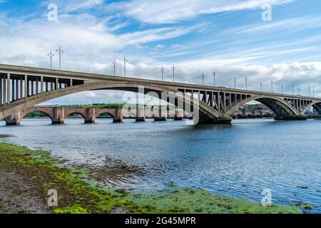 Royal Tweed Bridge a Berwick-upon-Tweed, Northumberland, Inghilterra attraverso il fiume Tweed. Berwick Bridge nel backgound Foto Stock