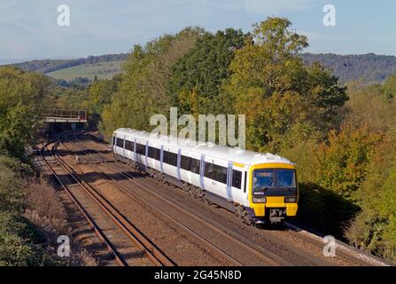 Una unità elettrica multipla di classe 465 Networker numero 465913 gestita da treni del Sud Est forma un servizio di discesa dopo Otford Junction in Kent. Foto Stock