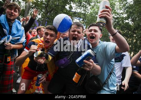 Londra, Regno Unito . 18 Giugno 2021. Scozia Fans 'The Tartan Army' festa in Leicester Square prima Inghilterra vs Scozia Calcio Match al Wembley Stadium Credit: Lucy North/Alamy Live News Foto Stock