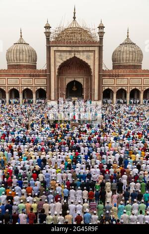 Migliaia di uomini musulmani offre Eid-ul-fir namaz al Masjid-i Jehan-Numa o al Jama Masjid di Delhi. È una delle più grandi moschee dell'India, Foto Stock