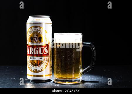 Lattina di birra Argus e bicchiere di birra su sfondo scuro. Fotografia editoriale illustrativa scattata a Bucarest, Romania, 2021 Foto Stock