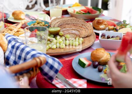 Vista ravvicinata di un tavolo durante un pranzo in giardino con la famiglia Foto Stock