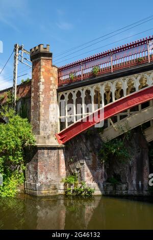 Vecchio ponte ferroviario sul canale Rochdale a Deansgate nel centro di Manchester, Inghilterra del Nord. Foto Stock