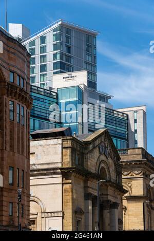 Il vecchio Theatre Royal è circondato da edifici nuovi e vecchi nel centro della città di Manchester, Inghilterra. Foto Stock