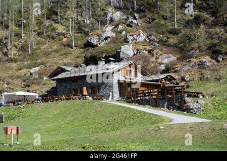Lanzo-Italy-Giugno 2021 Casa colonica moderna ed accogliente situata nelle valli del Lanzo in provincia di Torino. Foto Stock