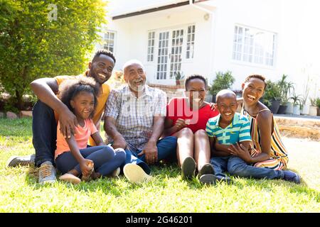 Tre generazioni di famiglia afroamericana che trascorrono il tempo insieme nel loro giardino. Foto Stock