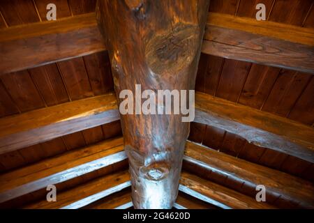 Particolare struttura di un tetto di montagna costruito con travi e perline in legno di Larch. Foto Stock