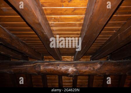 Particolare struttura di un tetto di montagna costruito con travi e perline in legno di Larch. Foto Stock