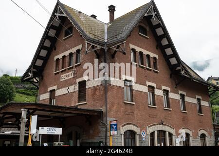 Ceres-Italy-Giugno 2021 la vecchia e caratteristica stazione ferroviaria di Ceres, piccolo paese della provincia di Torino. Foto Stock