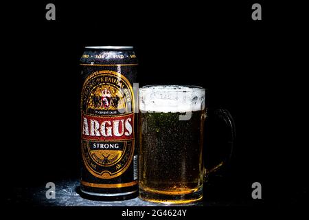 Lattina di birra Argus e bicchiere di birra su sfondo scuro. Fotografia editoriale illustrativa scattata a Bucarest, Romania, 2021 Foto Stock