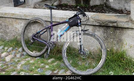 Lanzo-Giugno 2021 moderne mountain bike usate su piste sterrate in montagna. Foto Stock