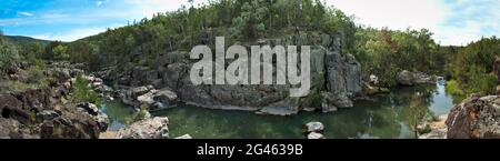 Una vista panoramica dell'immacolata area glaciale di Rocky Creek vicino a Bingara, New England Tablelands nel nuovo Galles del Sud, Australia. Foto Stock