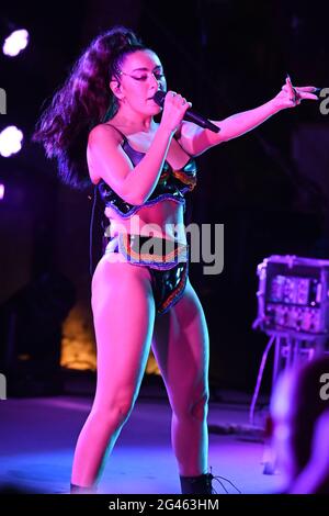 Wynwood, FL, Stati Uniti. 18 Giugno 2021. Charli XCX suona all'Oasis durante il giorno 1 di Wynwood Pride 2021 il 18 giugno 2021 a Miami Florida. Credit: Mpi04/Media Punch/Alamy Live News Foto Stock