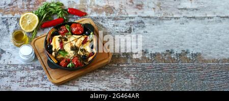 Formaggio feta al forno con verdure. Dieta del keto. Cibo sano. Foto Stock