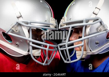 Due american football giocatori testa a testa Foto Stock