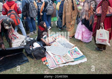 Una signora che disegna e vende pittura tradizionale di rotolo in Poush mela, una fiera rurale di 127 anni a Shantiniketan, India. Foto Stock