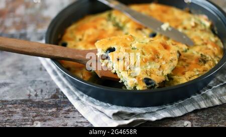 Torta di cavoli appena sfornata fatta in casa. Cibo sano. Foto Stock