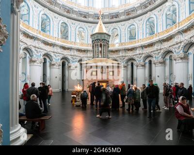 Istra, Regione di Mosca, Russia - 6 maggio 2021: Turisti vicino alla cappella del Santo Sepolcro all'interno della rotonda della Cattedrale della Risurrezione del nuovo Gerù Foto Stock