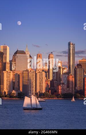 Luna piena in ascesa su Lower Manhattan a Golde Hour Foto Stock