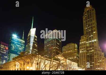 Skyline di New York City di notte sopra la New York Public Library, Manhattan. Foto Stock