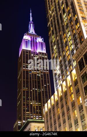 New York City, NY, USA - 31 Dicembre 2013 : l'Empire state Building accanto all'edificio Langham di notte, la vigilia di Capodanno. Foto Stock