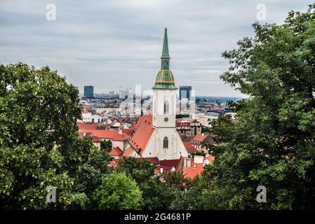 Castello di Bratislava con vista sulla città vecchia Foto Stock
