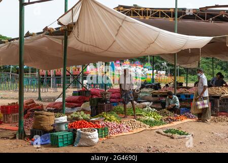 PONDICHERRY, INDIA - Giugno 2021: Mercato di frutta e verdura durante il blocco causato dalla corona. Foto Stock