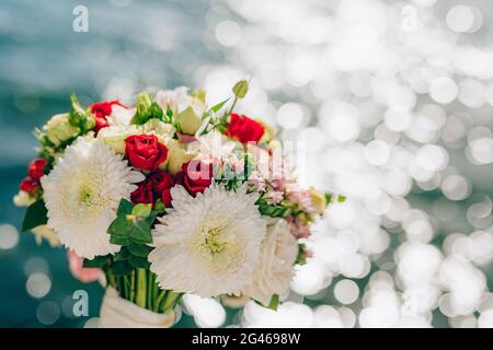 Bridal bouquet di rose e crisantemi su uno sfondo textu Foto Stock