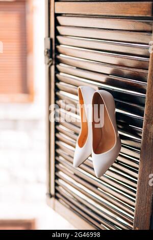 Matrimonio scarpe sposa su un di legno Foto Stock