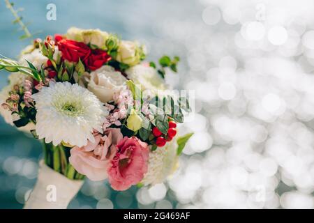 Bridal bouquet di rose e crisantemi su uno sfondo textu Foto Stock