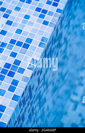 Scale di sfondo con piastrelle di mosaico blu di una piscina vicino l'acqua Foto Stock