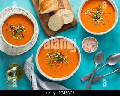 Zuppa di Gaspacho su blu, vista dall'alto Foto Stock