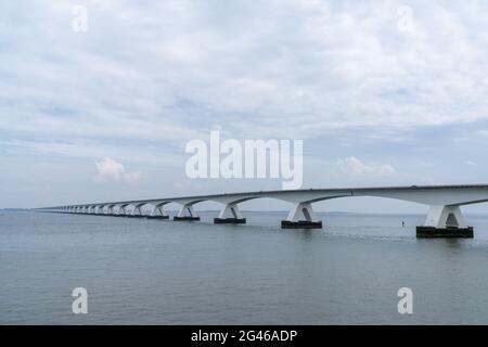 Vista sul ponte Zeeland attraverso l'Eastern Scheidt Eastary, nell'ovest dei Paesi Bassi Foto Stock
