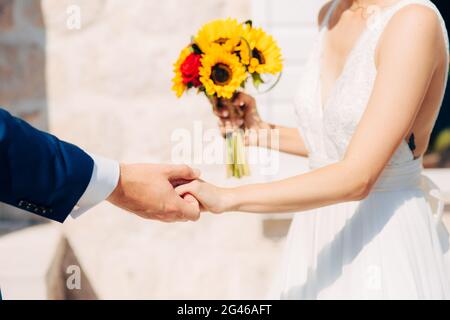 Matrimonio bouquet nuziale di girasoli nelle mani della sposa. Foto Stock