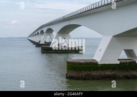 Una vista del Ponte Zeeland attraverso la Scheidt orientale Eastary nei Paesi Bassi occidentali Foto Stock