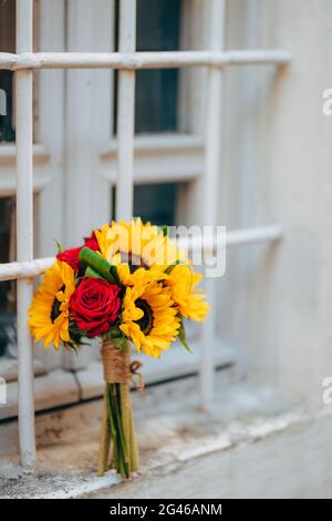 Matrimonio bouquet nuziale di girasoli sulla finestra. Matrimonio in M Foto Stock