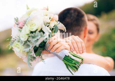 Bouquet nuziale di Lisianthus e Cineraria argento nel Foto Stock